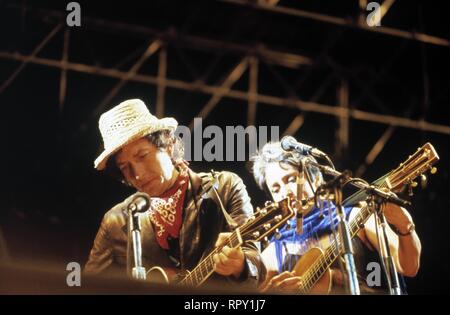 BOB DYLAN Joan Baez und bei einem Konzert in den 1980er Jahren. Dfae / Überschrift : Bob Dylan et Joan Baez Banque D'Images