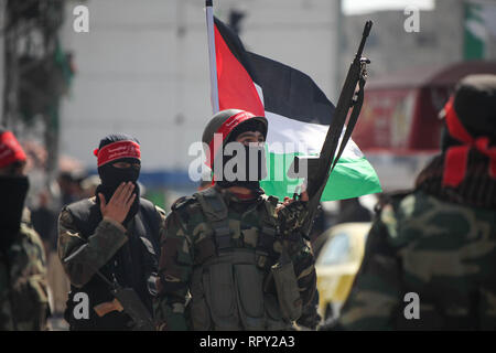 La ville de Gaza, en Palestine. Feb 23, 2019. Les militants palestiniens des brigades de la Résistance nationale, la branche armée du Front démocratique de libération de la Palestine (FDLP), prendre part à une marche militaire marquant le 50e anniversaire de la création de (FDLP). Credit : Ramez Habboub/Pacific Press/Alamy Live News Banque D'Images