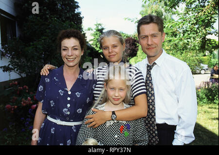 NATALIE II - DIE HÖLLE NACH DEM BABYSTRICH / Deutschland 1997 / Heidi Kranz nach einem langen Klinikaufenthalt Natalie kehrt zurück nach Hause. Alle wollen ihre auf dem and Crew Babystrich vergessen, aber es kommt schon bald zu Auseinandersetzungen. Bild - Familie Schneider : Mutter Elke (NINA HOGER), Natalie (ANNE SOPHIE BRIEST), Vanessa (ANNEKATHRIN LANGE) Vater und Peter (UDO SCHENK). 41817 / Überschrift : NATALIE II - DIE HÖLLE NACH DEM BABYSTRICH / Deutschland 1997 Banque D'Images