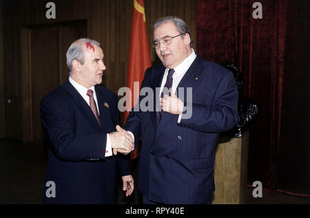 DEUTSCHLANDSPIEL / Teil 2 : Eilig Vaterland ! BRD 2000 / Hans-Christoph Blumenberg Helmut Kohl (LAMBERT HAMEL, r.) und Michail Michail Gorbatchev nos hôte (UDO SAMEL) im Konferenzraum im Kreml :. Michail Gorbatchev nos hôte glaubt, dass es zwischen der Sowjetunion, der Bundesrepublik Deutschland und der DDR 1 Meinungsunterschiede über die Deutsche Einheit gibt ... 44111 / Überschrift : DEUTSCHLANDSPIEL / BRD 2000 Banque D'Images