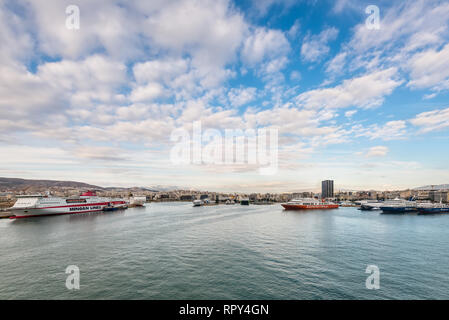 Le Pirée, Grèce - Novembre 1, 2017 : Port du Pirée et la ville d'Athènes, Grèce. Le port du Pirée est le plus grand port de passagers en Europe et t Banque D'Images