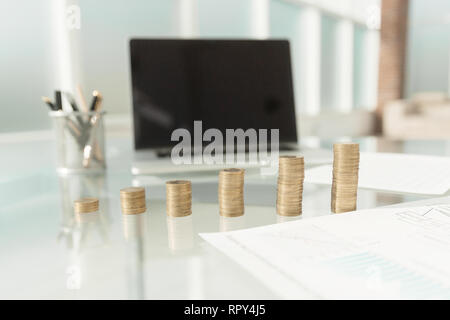 Documents et des piles de pièces de monnaie sur le bureau 24 Banque D'Images