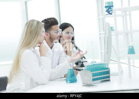 Équipe de scientifiques discutant quelque chose au bureau Banque D'Images