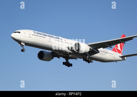 Turkish Airlines Boeing 777 TC-JJN l'atterrissage à l'aéroport Heathrow de Londres, UK Banque D'Images