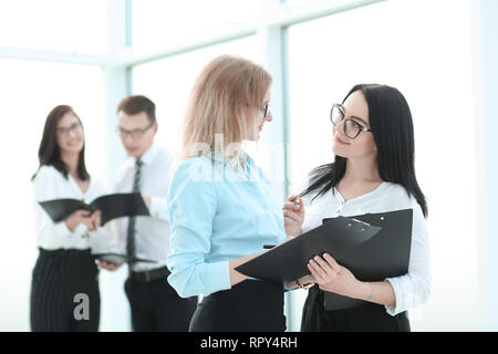 Portrait de la signature d'un document commercial, debout dans le bureau Banque D'Images