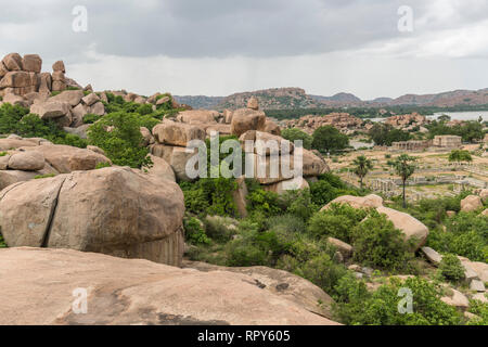 À la courtisane à la face de l'rochers de Hampi, un petit aperçu de la majestueuse rivière Tungabhadra peut être vu ainsi. Banque D'Images