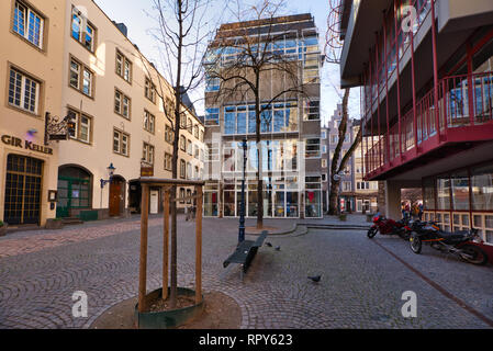 Cologne, Allemagne - 15 Février 2019 : Beaucoup de personnes non identifiées profiter du coucher du soleil dans la vieille ville historique. Banque D'Images