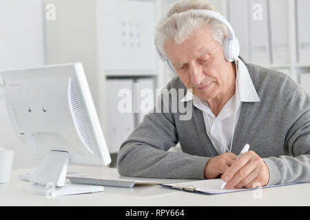 Portrait of happy senior man with computer Banque D'Images