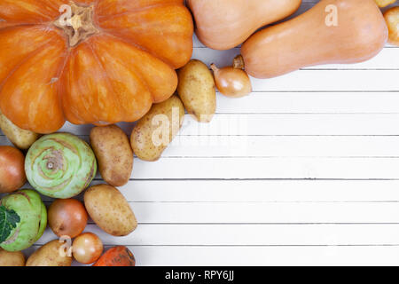 Les légumes d'automne sur fond de table en bois blanc, vue du dessus Banque D'Images