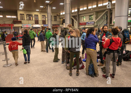 Le Népal, Katmandou, l'aéroport international de Tribhuvan, zone de départ de l'intérieur, les passagers en attente de retards de vols à Lukla Banque D'Images