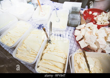 Certains agriculteurs asortiman de fromage frais à la main. Produits laitiers sur le marché local. Banque D'Images