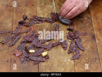 Lukanka est un salami bulgare unique à la cuisine bulgare. Lukanka est semi-séchés, a une forme cylindrique aplatie, et l'intérieur brun-rouge Banque D'Images