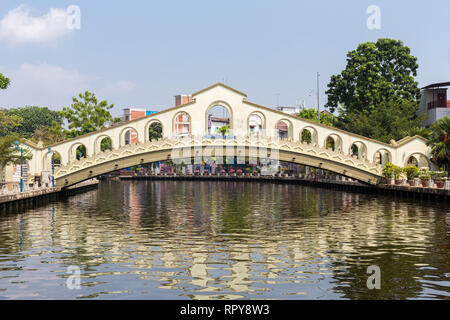 Passerelle pour piétons au-dessus de la rivière Melaka, Melaka, Malaisie. Banque D'Images