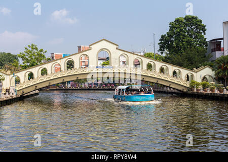 Passerelle pour piétons au-dessus de la rivière Melaka, Croisière voile, Melaka, Malaisie. Banque D'Images