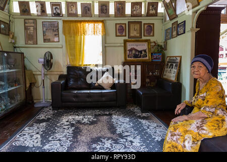 Villa Sentosa, petite-fille du propriétaire d'origine dans le salon, Melaka, Malaisie. Un exemple d'une riche maison de village malais du début du XXe siècle. Banque D'Images