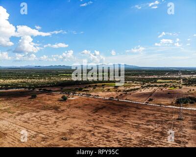 Vue aérienne de la zone de récolte, domaine de terre à proximité de Santa Ana, Sonora, Mexique. Les nuages, des formes, des figures, des lignes, de l'Agriculture, l'Agronomie, Paysag Banque D'Images
