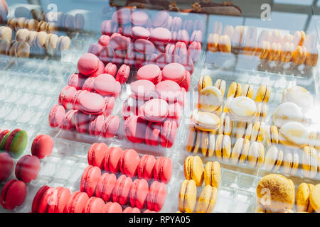 Assortiment de macarons colorés sur cafe showcase. Variété de macaron saveurs. Gâteaux amande douce en magasin. Biscuits français. Banque D'Images