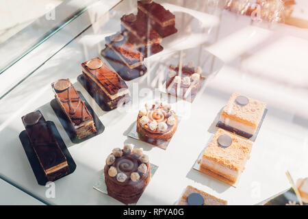 Assortiment de macarons colorés sur cafe showcase. Variété de macaron saveurs. Gâteaux amande douce en magasin. Biscuits français. Banque D'Images