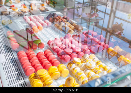 Assortiment de macarons colorés sur cafe showcase. Variété de macaron saveurs. Gâteaux amande douce en magasin. Biscuits français. Banque D'Images