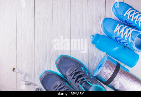 Fond Sports.les choses d'un sportif sur table en bois blanc Banque D'Images
