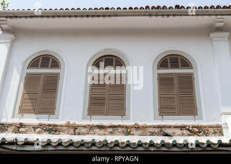 Fenêtres d'un magasin, Heeren Street, Jalan Tun Tan Cheng Lock, Melaka, Malaisie. Banque D'Images