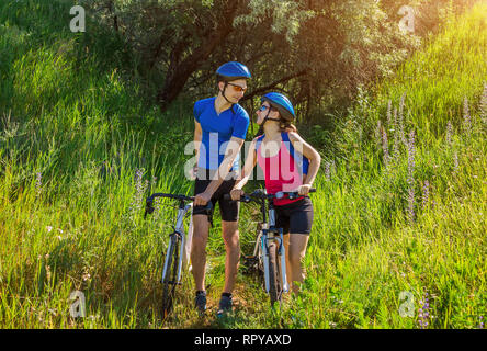 Couple de bikers équitation dans le fied le matin Banque D'Images