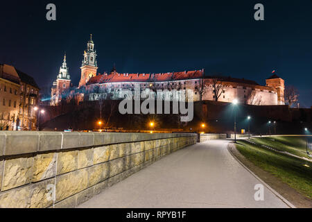 Château de Wawel à Cracovie vu de la Vistule boulevards. Cracovie est le plus célèbre monument en Pologne Banque D'Images