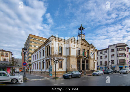 Cangas de Onis, Asturias, Espagne ; Janvier 2016 : façade de la mairie du village de Cangas de Onis Banque D'Images