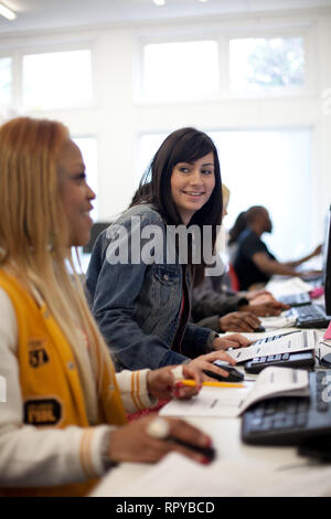 Les adultes dans un autre collège de l'éducation l'étude de l'accès aux études Banque D'Images