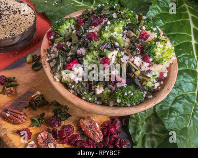 Le brocoli et le chou frisé croustillant Salade de couscous au format paysage Banque D'Images