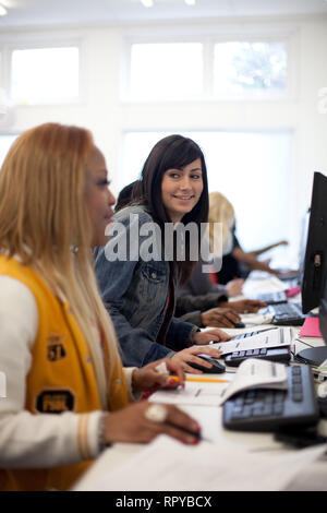 Les adultes dans un autre collège de l'éducation l'étude de l'accès aux études Banque D'Images