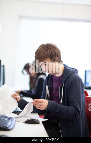 Les adultes dans un autre collège de l'éducation l'étude de l'accès aux études Banque D'Images