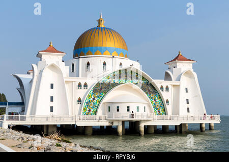 Détroit de Malacca, la mosquée Masjid Selat, la Mosquée flottante, Melaka, Malaisie. Banque D'Images