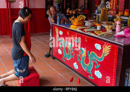 À l'aide d'Adorateur Jiaobei pâtés à demander des instructions à la Dieux, Duo San Temple chinois, Melaka, Malaisie. Banque D'Images