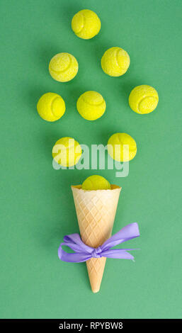 Cornet gaufré avec bandes de caoutchouc jaune sur fond lumineux. Studio Photo Banque D'Images
