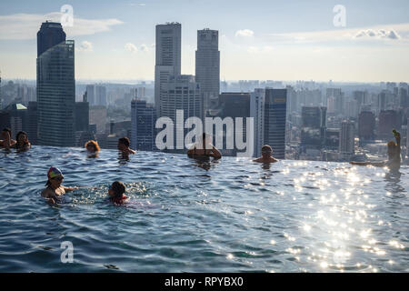 La magnifique piscine à débordement sur le toit à Singapour Banque D'Images