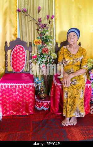 Villa Sentosa, petite-fille du propriétaire d'origine assis à la chaise de mariage, Melaka, Malaisie. Exemple de riche maison malaise du début du XXe siècle. Banque D'Images