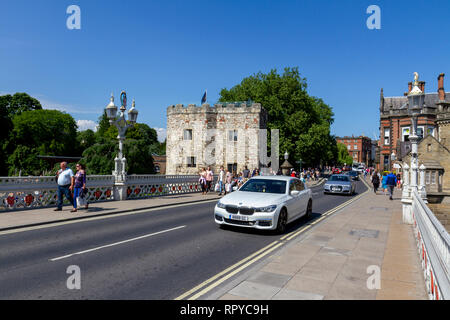 Le trafic traversant la Lendal Bridge sur la rivière Ouse, ville de York, au Royaume-Uni. Banque D'Images