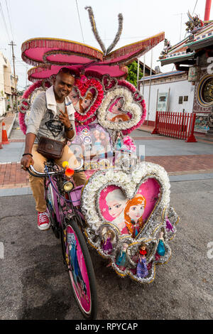 Permis malaisien avec son cyclo, populaire parmi les touristes comme une alternative à la marche à pied. Melaka, Malaisie. Banque D'Images