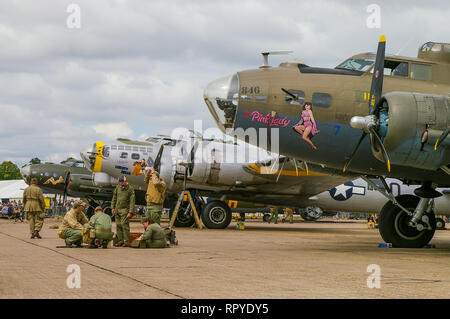 Trois bombardiers Boeing B-17 Flying Fortress de la seconde Guerre mondiale alignés à Duxford. Bombardiers de la seconde Guerre mondiale au salon aérien, avec reconstituteurs Banque D'Images