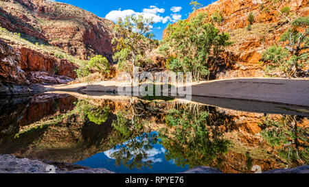 Vue panoramique de l'Ormiston Gorge trou d'eau dans les West MacDonnell Ranges NT outback Australie Banque D'Images