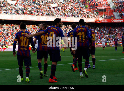 Luis Suarez (FC Barcelone) vu célébrer après avoir marqué un but au cours de la La Liga match entre FC Séville et Futbol Club Barcelona au stade Sanchez Pizjuan de Séville, en Espagne. ( Score final ; Sevilla FC 2:4 Futbol Club Barcelona ) Banque D'Images