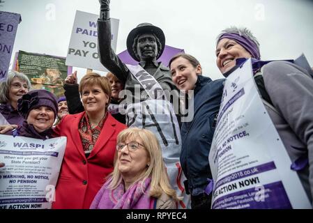 Nicola Sturgeon et Mhairi noir et un groupe de manifestants vu qui pose pour les médias au pied de la statue de Marie Barbour lors de la manifestation. Les manifestants de toute l'Ecosse a pris part à une protestation contre l'évolution de l'état de pension pour les femmes. WASPI (Femmes contre l'injustice de l'Etat) et plusieurs autres groupes sont descendus dans la rue pour protester contre elle. Banque D'Images