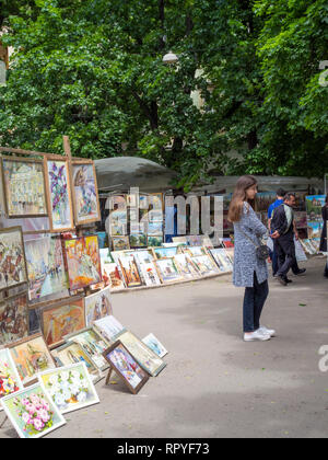 Le marché de souvenirs sur Vicheva Place de la vieille ville de Lviv, en Ukraine. Banque D'Images