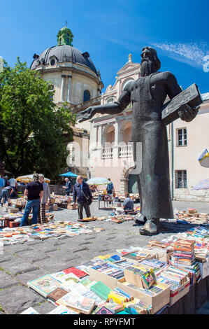 La deuxième part du marché du livre sur la rue Pidvalna, près de la statue de la première imprimante, Fedorov, dans la vieille ville de Lviv, en Ukraine. Banque D'Images