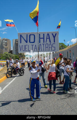 Les citoyens de Caracas se sont réunies à la base aérienne de La Carlota à demander à l'Armée pour permettre à l'aide humanitaire au Venezuela et déposer les armes f Banque D'Images