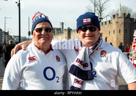 Cardiff, Wales, UK. 23 févr. 2019. Le Pays de Galles et l'Angleterre rugby les supporters affluent dans le centre-ville de Cardiff avant les Six Nations match entre les deux équipes. Credit : Gruffydd Thomas/Alamy Live News Banque D'Images