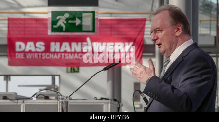 Leipzig, Allemagne. Feb 23, 2019. La Saxe-Anhalt est premier ministre Reiner Haseloff (CDU) prend la parole à l'ouverture de la foire commerciale 2019 Central allemand à la foire de Leipzig. Le salon 'Haus Garten Freizeit" aura lieu parallèlement à la foire commerciale de 23.02.-03.03.2019. Crédit : Peter Endig/dpa/Alamy Live News Banque D'Images