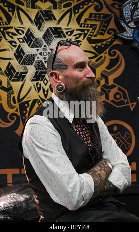 Brighton UK 23 février 2019 - Neil Bass tatoueur de Haywards Heath dans le Sussex à la 12ème Convention de Tatouage de Brighton annuel tenu dans le centre de Brighton au cours du week-end avec plus de 300 tatoueurs de classe mondiale prenant part Crédit : Simon Dack/Alamy Live News Banque D'Images