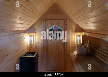 Leipzig, Allemagne. Feb 23, 2019. Un sauna pour la maison jardin est exposée à la vente à la 'Haus Garten Freizeit' trade fair au Leipziger Messe. Parallèlement à la 'Haus Garten Freizeit' le itteldeutsche Handwerksmesse 2019 'juste' a lieu du 23.02.-03.03.2019. Crédit : Peter Endig/dpa/Alamy Live News Banque D'Images